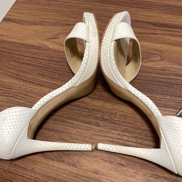 Michael Michael Kors Hutton White Embossed Ankle Strap Sandals. Size 8. - Picture 5 of 10